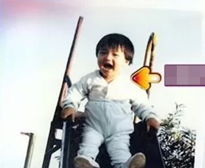 Cuộc đời như phim của mỹ nam giàu nhất showbiz: 3 tuổi bị cho làm con nuôi, lập nghiệp nghèo đến mức phải bán máu- Ảnh 2.