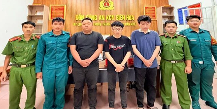 Nghi can 18 tuổi cầm đầu nhóm giả danh công an cưỡng đoạt tài sản người đi đường - Ảnh 1.