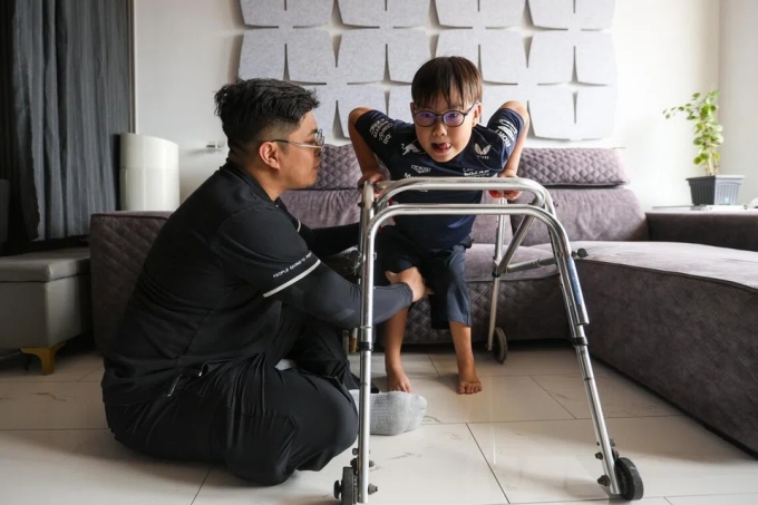 Bryan Lee tập vật lý trị liệu với chuyên gia. Ảnh: Straits Times