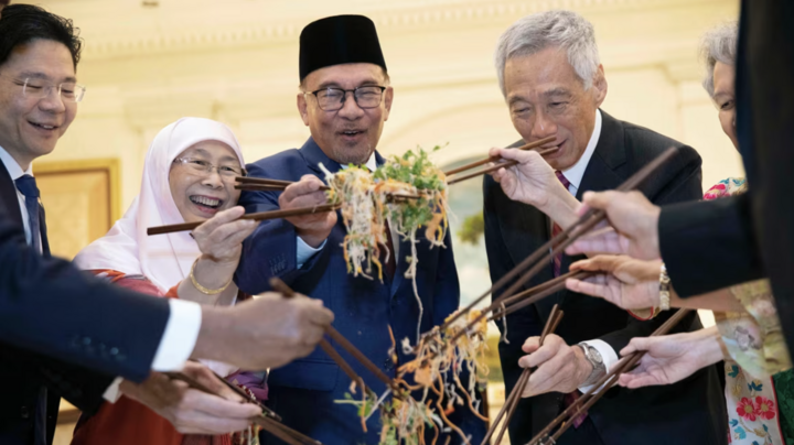 Nghi thức ‘ném đồ ăn’ kỳ lạ mang ý nghĩa phát tài ở châu Á- Ảnh 1.