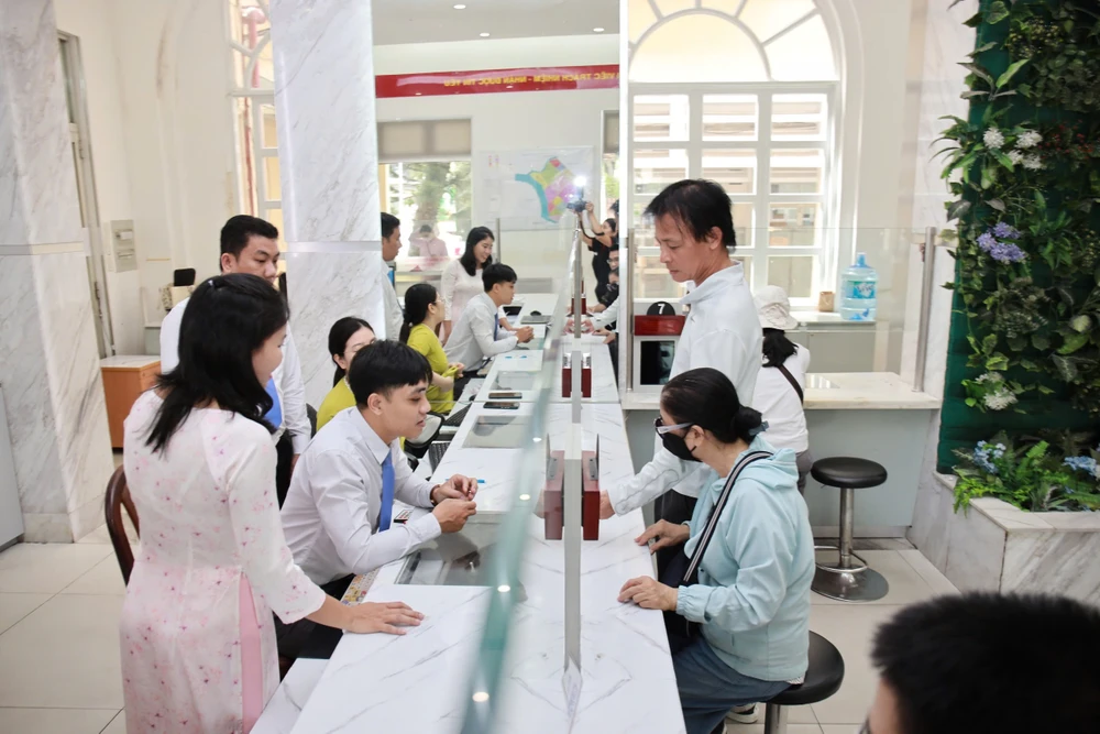 Chương trình 02 nêu rõ yêu cầu 100% hồ sơ công việc tại cấp bộ, cấp tỉnh và cấp xã được xử lý trên môi trường điện tử và sử dụng chữ ký số chuyên dùng công vụ để giải quyết công việc. Ảnh: NGUYỆT NHI thu-tuc-hanh-chinh.jpg