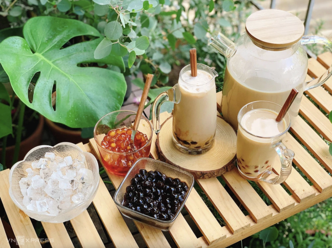 Trà sữa là thức uống được giới trẻ, đặc biệt dân văn phòng yêu thích. Ảnh: Huệ Chip