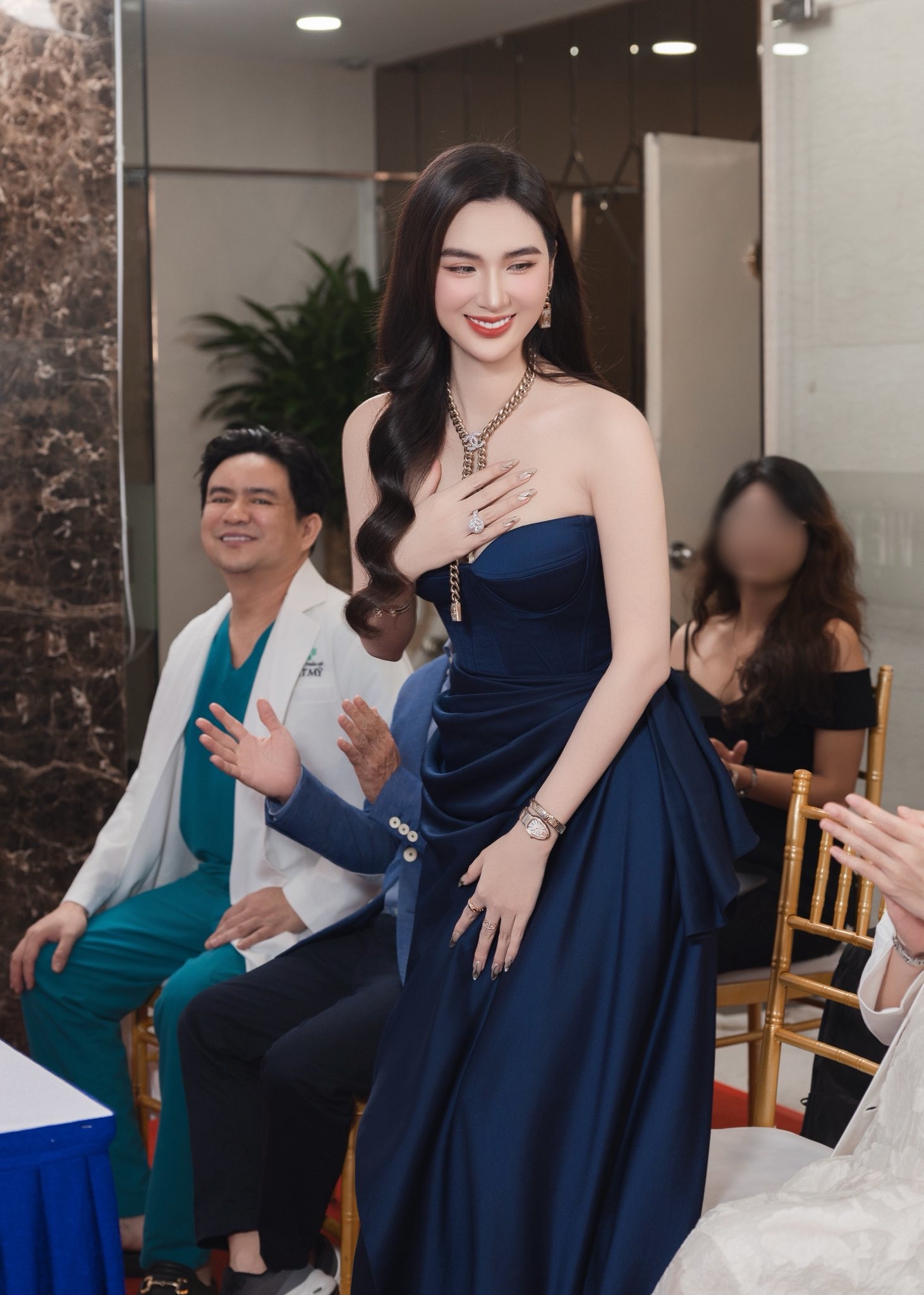 Ngọc Loan công khai ảnh bên bác sĩ Chiêm Quốc Thái- Ảnh 3. Ngọc Loan công khai ảnh bên bác sĩ Chiêm Quốc Thái- Ảnh 3.