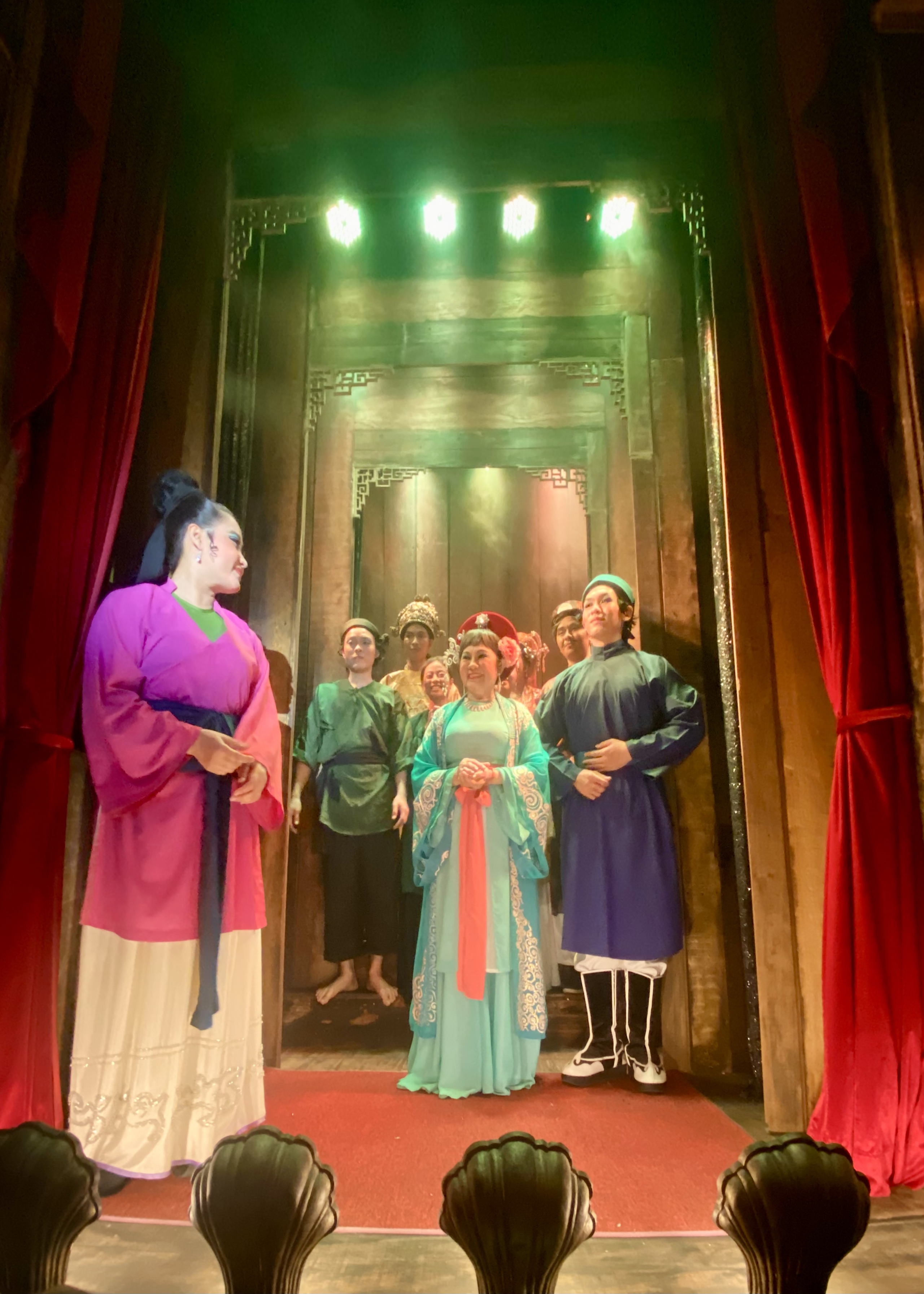 Ngồi bệt ở gánh cải lương 5 không- Ảnh 1.