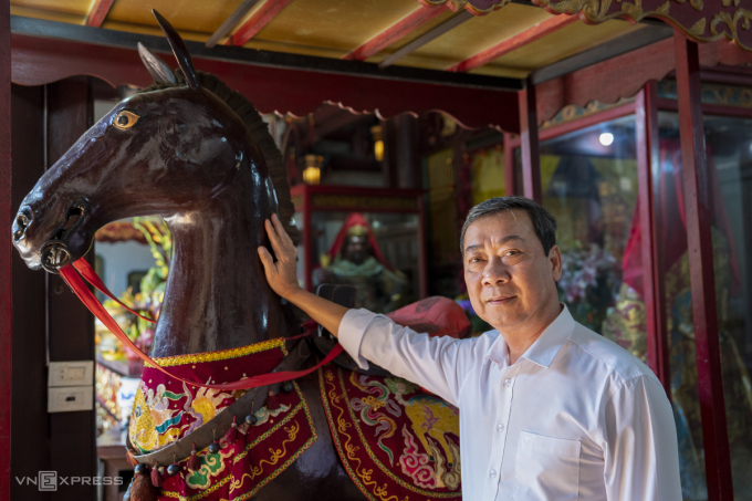 Ông Nguyễn Tiến bên Xích Thố được thờ tại Quan Công Miếu. Ảnh: Nguyễn Đông