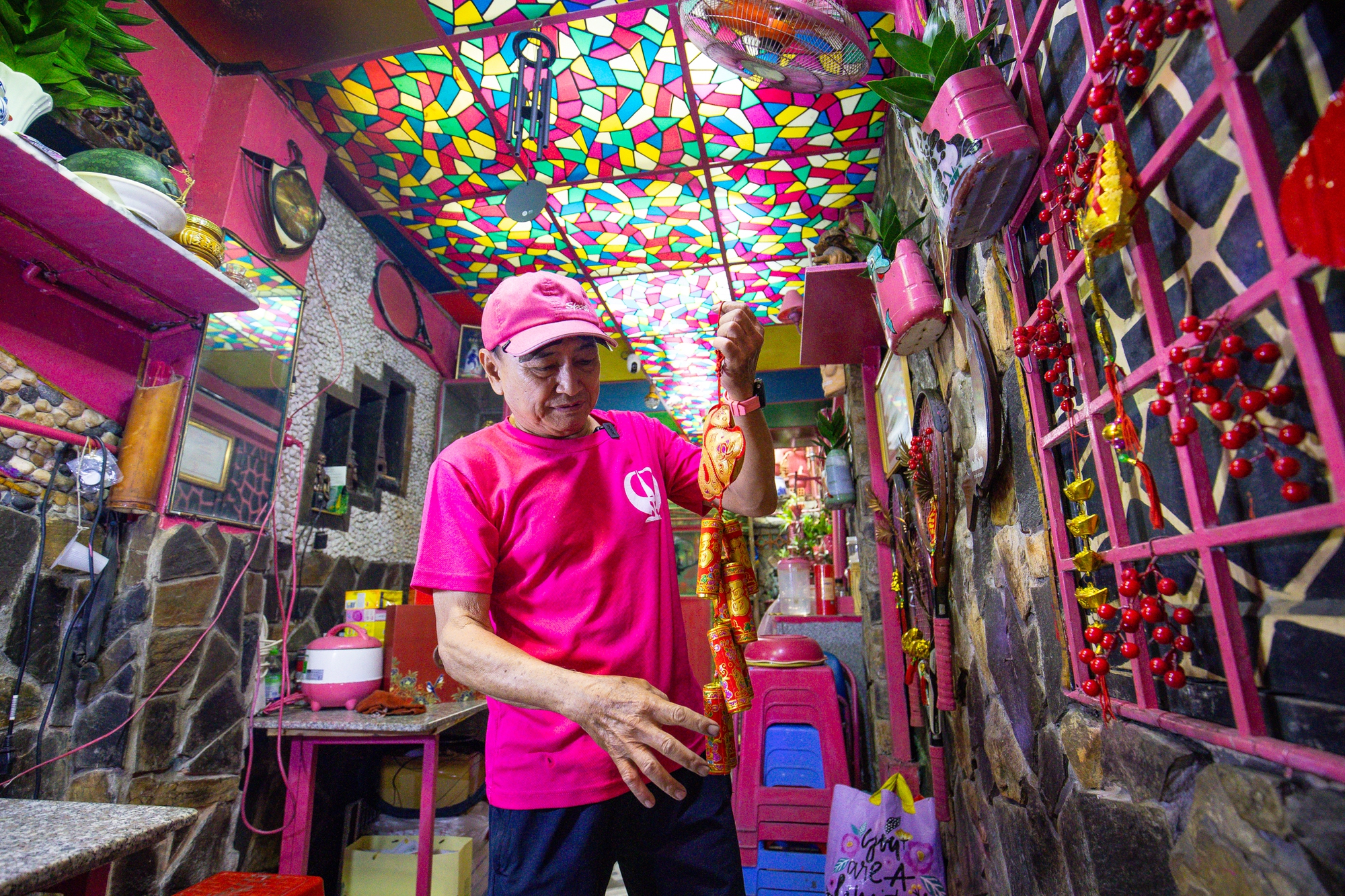 Người đàn ông một mình đón giao thừa trong căn nhà toàn màu hồng ở TP.HCM: Người đàn ông một mình đón giao thừa trong căn nhà toàn màu hồng ở TP.HCM: