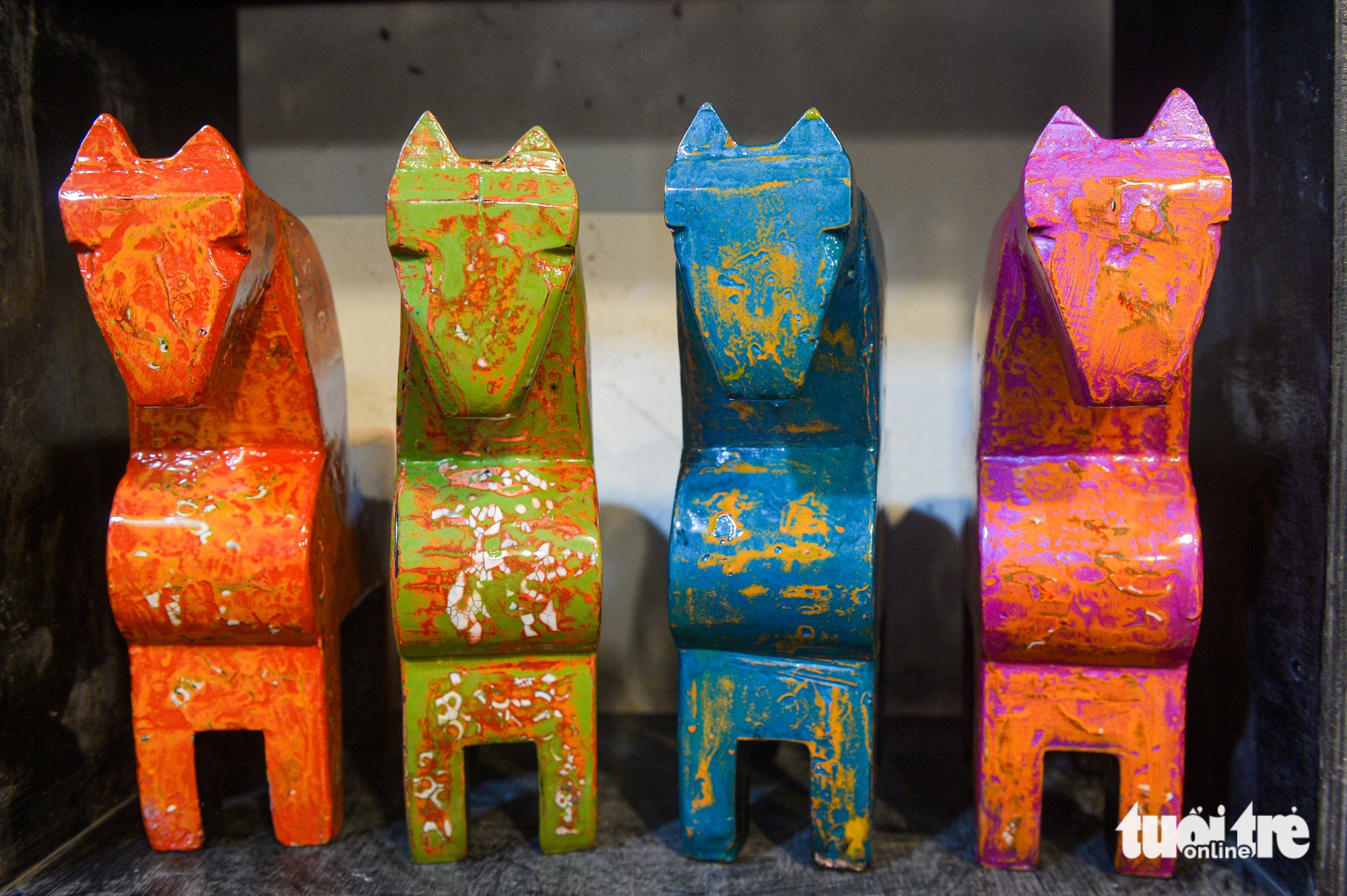 ngựa gỗ sơn mài - Ảnh 1.