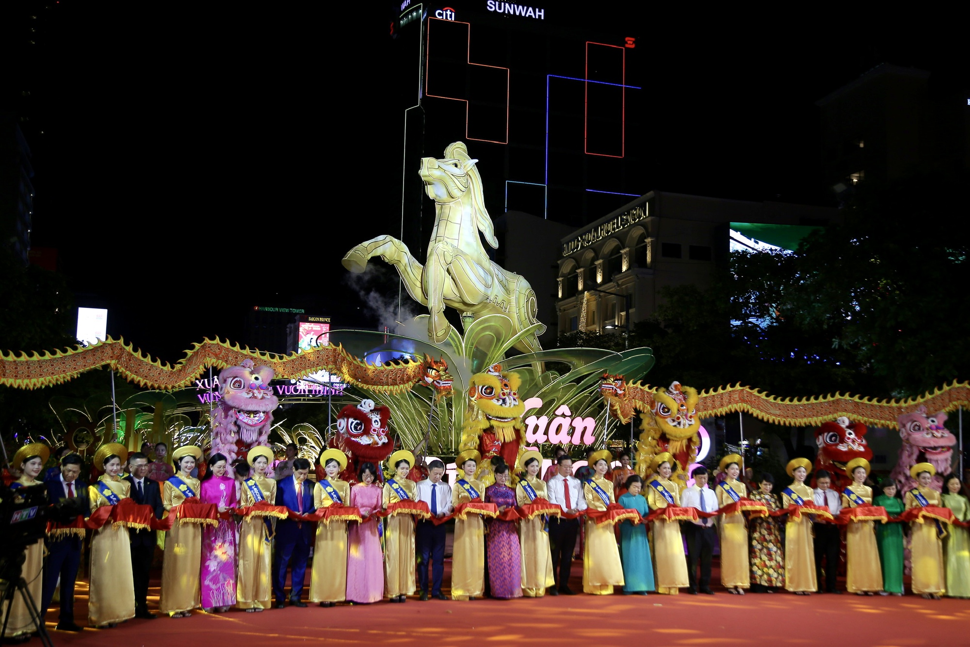 Đường hoa Nguyễn Huệ chính thức mở màn: Ngựa khổng lồ “chiếm sóng”, công nghệ hiện đại gây choáng ngợp- Ảnh 1.