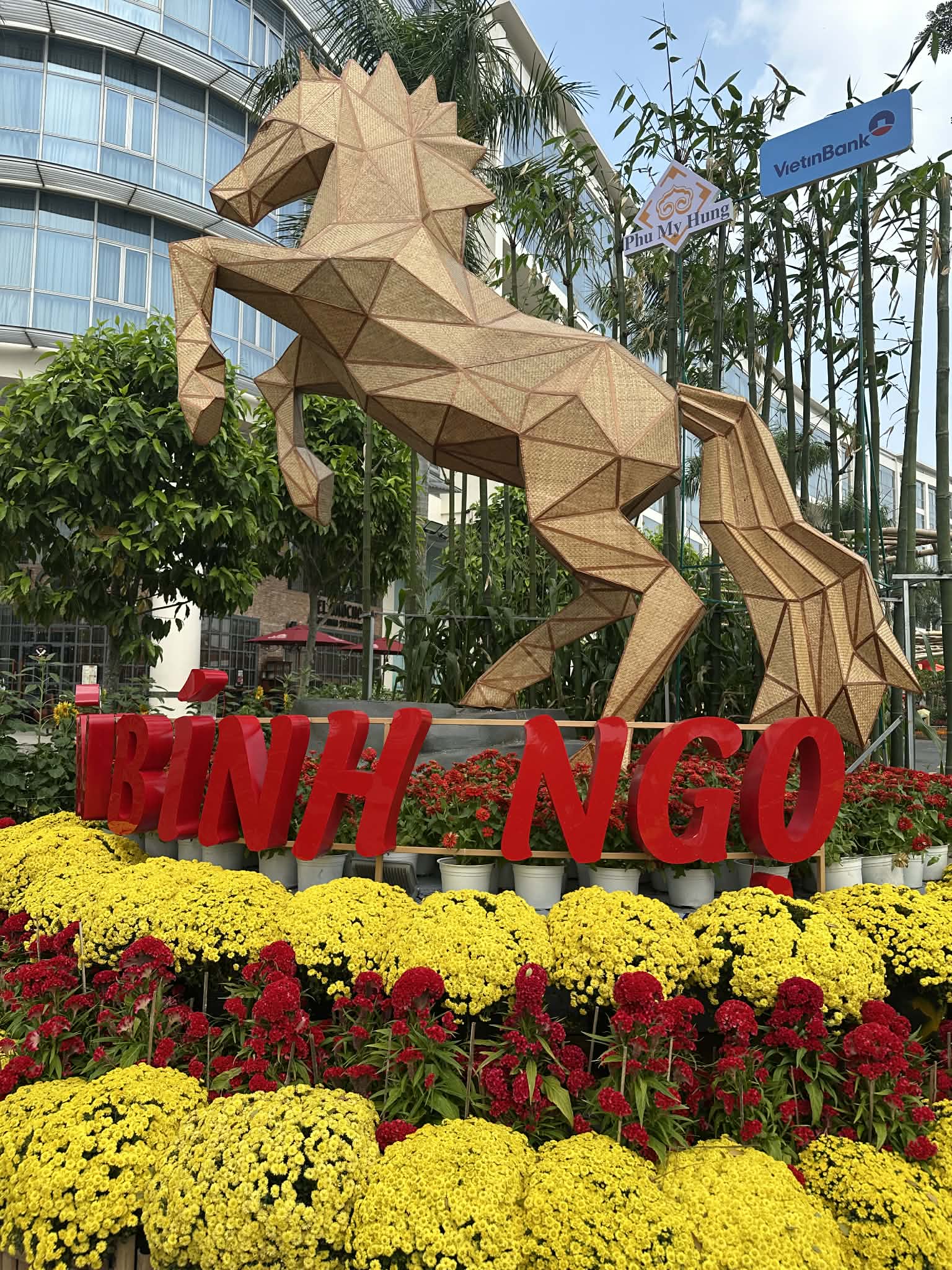 Ngựa thép 2 tỷ nặng 5 tấn liệu có khiến tượng đài 11m ở Nguyễn Huệ phải dè chừng? 20 Ngua thep 2 ty nang 5 tan lieu co khien