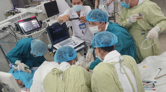 Các y bác sĩ Bệnh viện Nhân dân Gia Định trong một ca E-CPR. Ảnh: Bệnh viện cung cấp