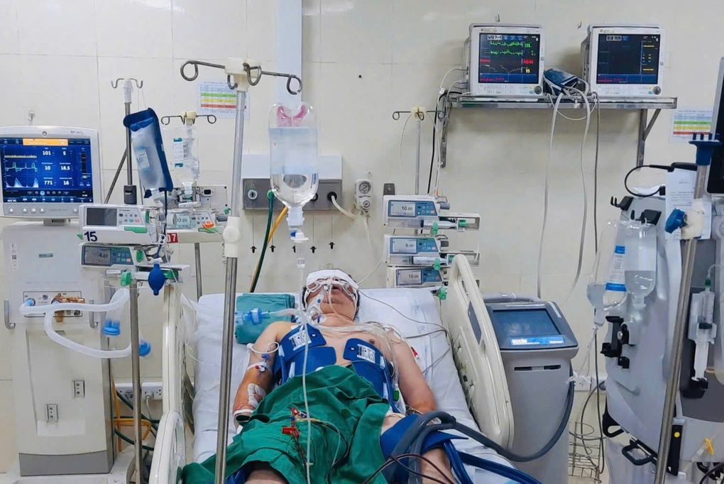 Ngừng tim gần 1 giờ, người đàn ông hồi sinh kỳ diệu sau 40 ngày điều trị - 1