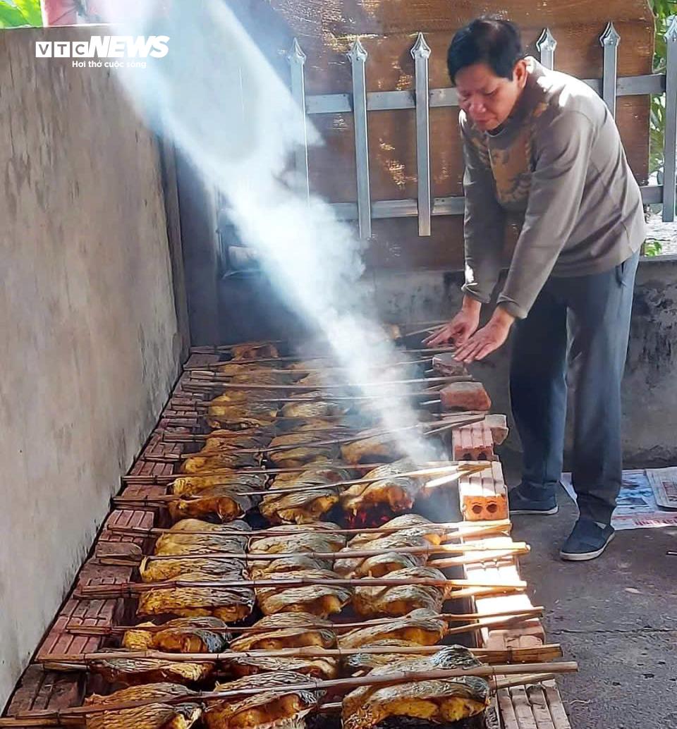 Người Hưng Yên tất bật chế biến đặc sản cá nướng Thái Xuyên phục vụ dịp Tết- Ảnh 1.