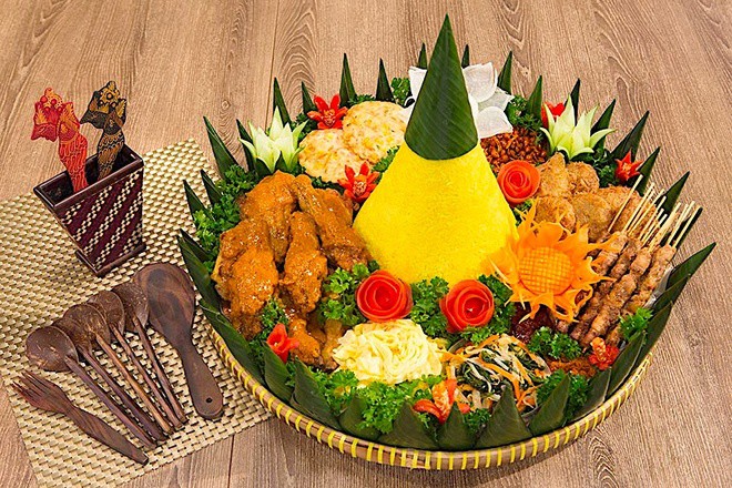 Người Indonesia tìm sự an yên ngay từ bữa cơm đầu năm - 1