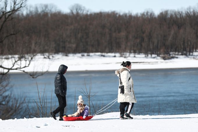 Một gia đình đi dạo tại công viên Mud Island Greenbelt ở Memphis, ngày 26/1. Ảnh: AP