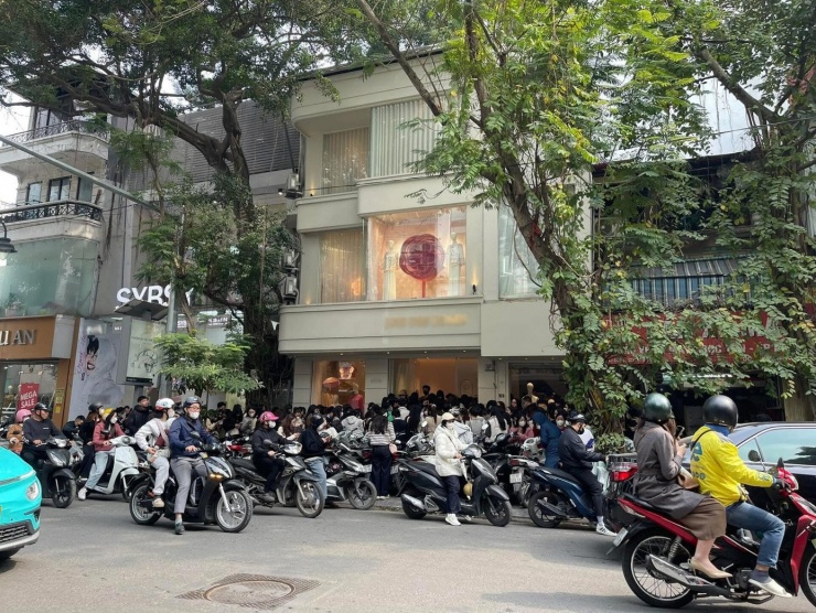 Cửa hàng trên phố Bà Triệu quá tải khi mở bán bộ sưu tập áo dài mới. Ảnh: annieeeholic.