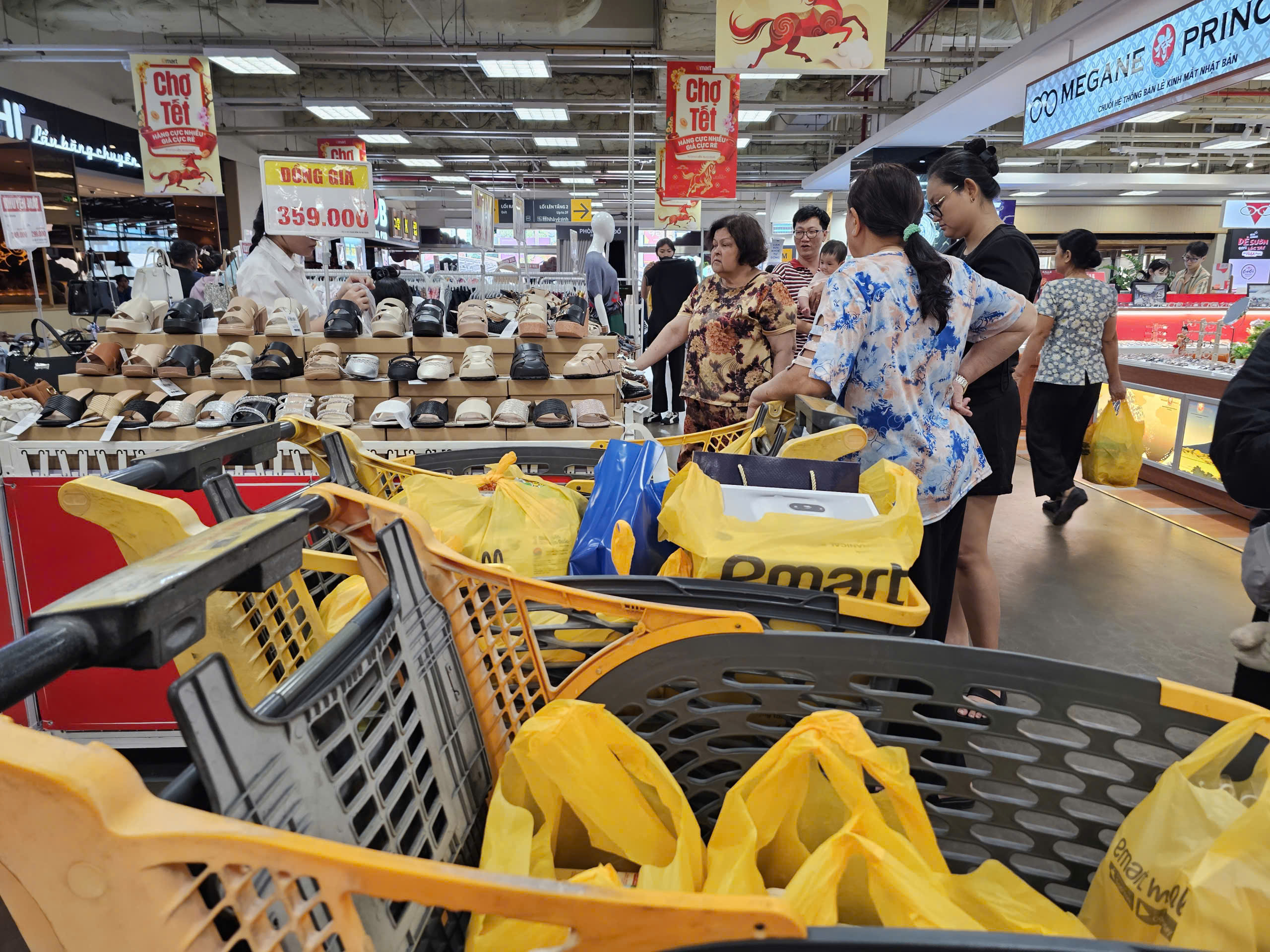 Người Việt chi mạnh tay mua sắm Tết 2026 cho các mặt hàng thiết yếu - Ảnh 1.