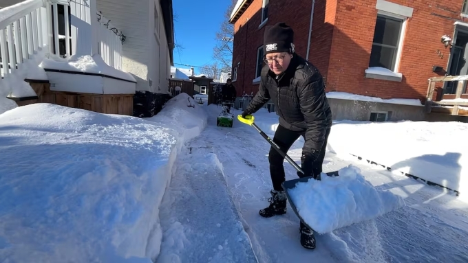 Người cao tuổi dọn tuyết trước lối lái xe vào nhà ở thủ đô Ottawa, Canada, ngày 16/1. Ảnh: CTV News