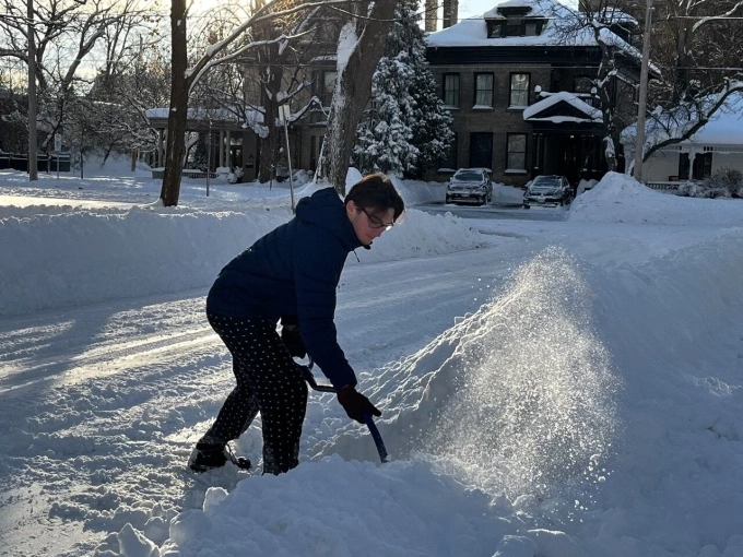 Người dân xúc tuyết ở Canada. Ảnh: CBC
