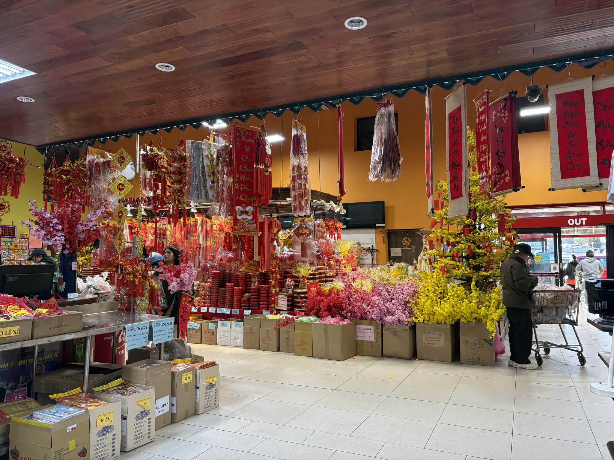 Người Việt đón Tết 2026: Vui sum vầy, lo thắt chặt chi tiêu - Ảnh 5.