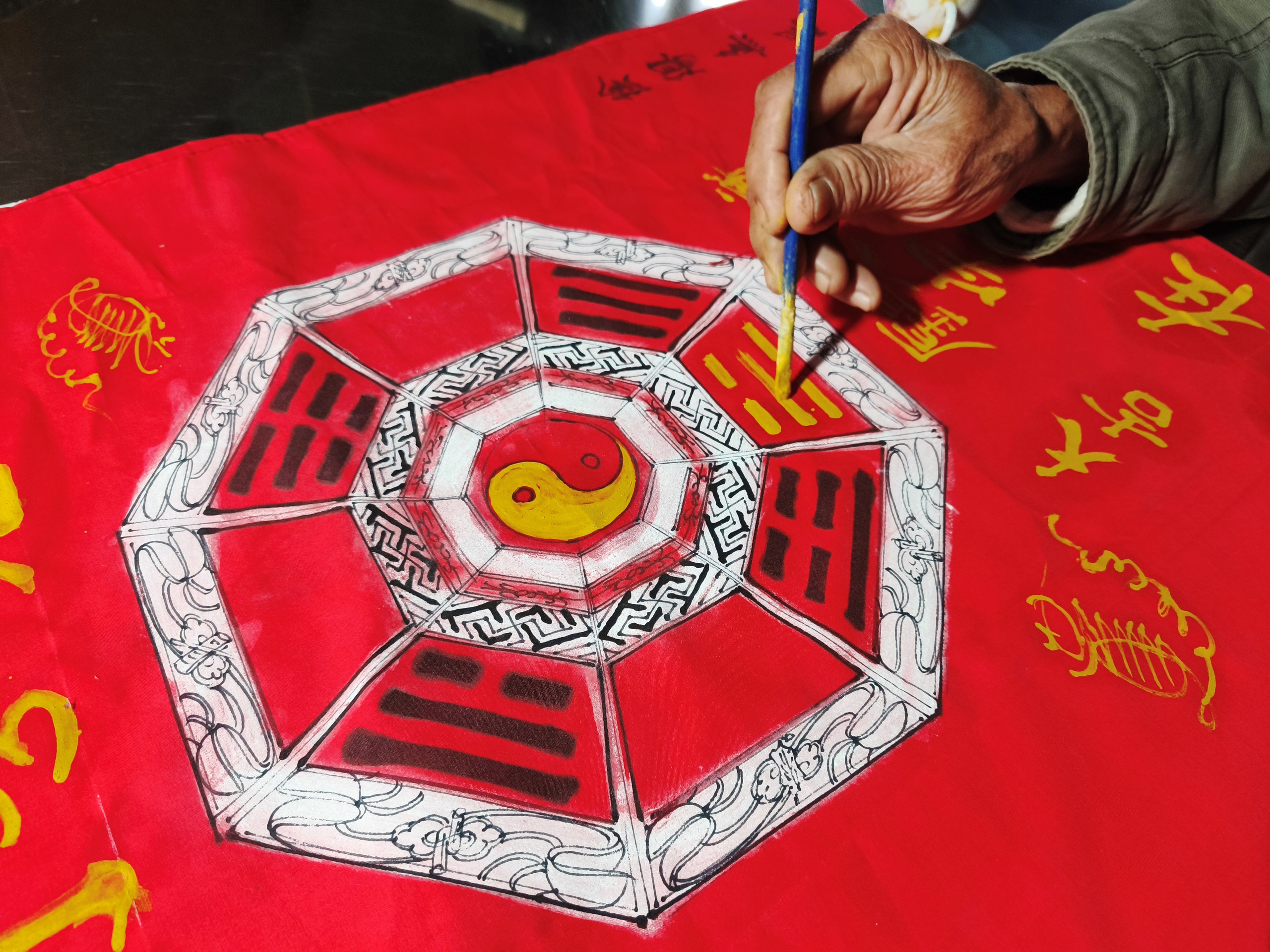 Nghề xưa cố đô còn một chút này: Người 'cho chữ' trên phù ngũ sắc- Ảnh 1.