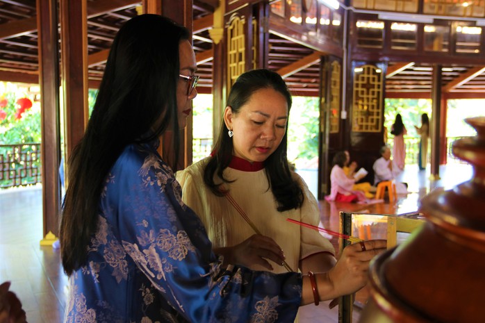 Người dân Cà Mau và Đồng Tháp chen chân cầu bình an ngày Tết 2026 - Ảnh 2.