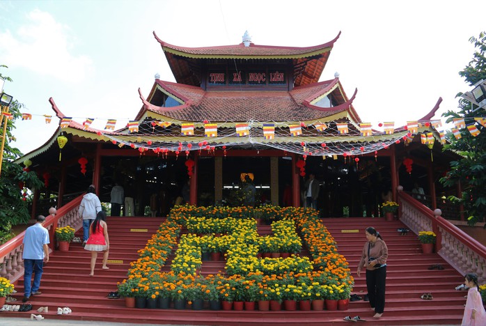 Người dân Cà Mau và Đồng Tháp chen chân cầu bình an ngày Tết 2026 - Ảnh 1.