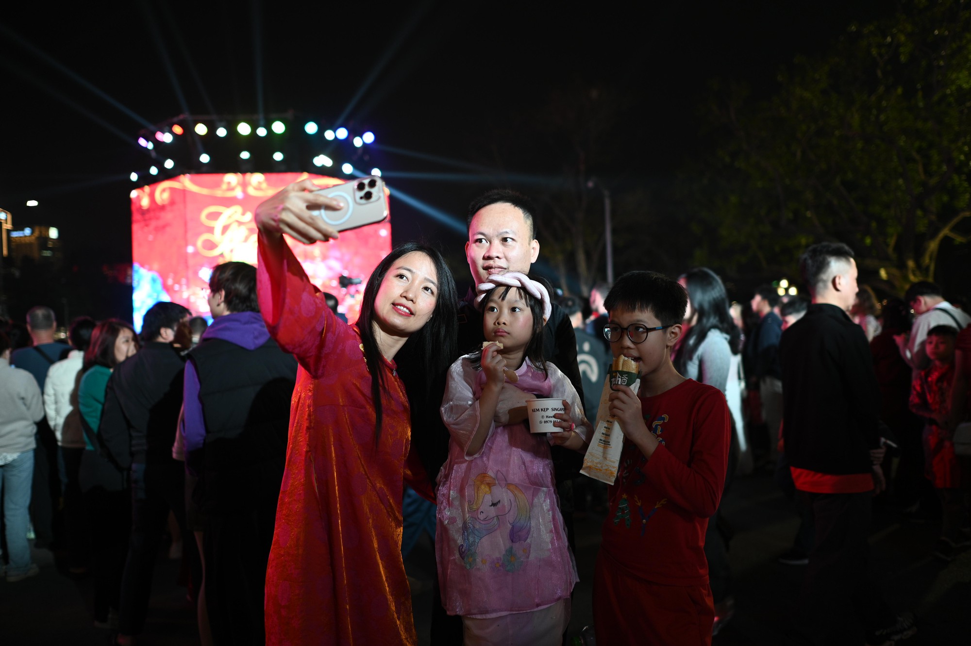 Người dân Hà Nội và TP.HCM đổ lên trung tâm chờ xem pháo hoa giao thừa- Ảnh 1.