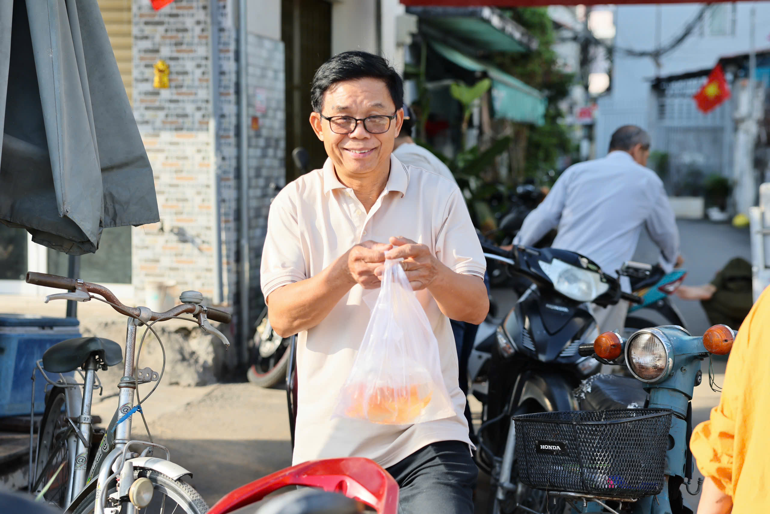 Người dân TP HCM đi thả cá chép từ sáng sớm - Ảnh 1.