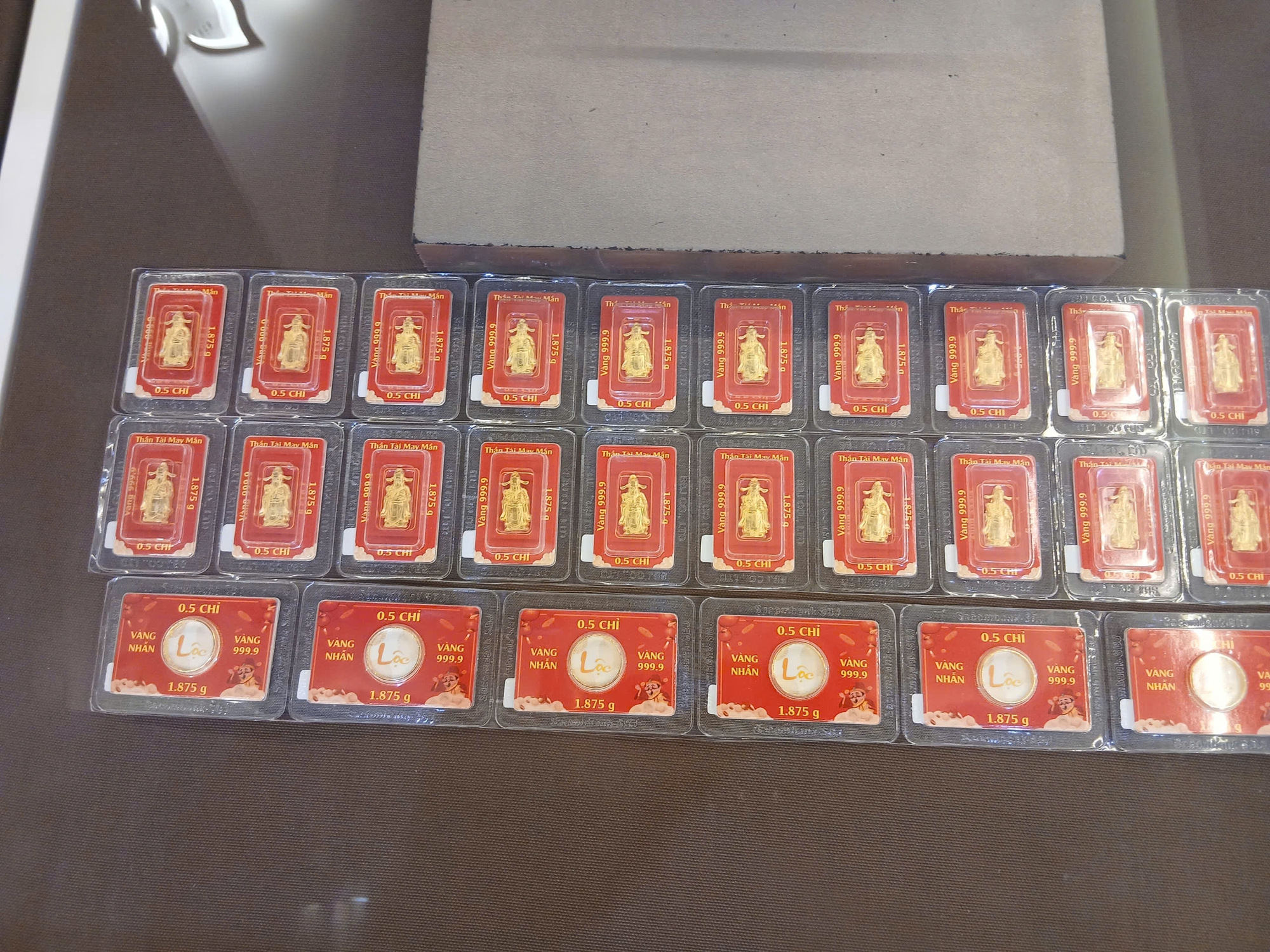 Người dân TPHCM đổ xô mua vàng, bạc, gửi tiết kiệm ngay ngày làm việc đầu năm- Ảnh 1.