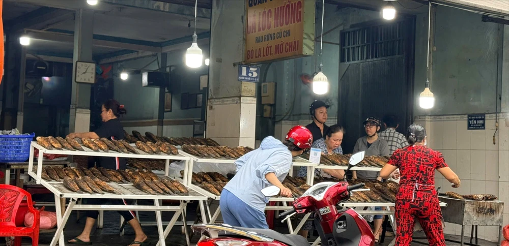 Cá lóc nướng là mặt hàng hút khách dịp vía Thần Tài. Ảnh: THU HÀ ca-loc.jpg