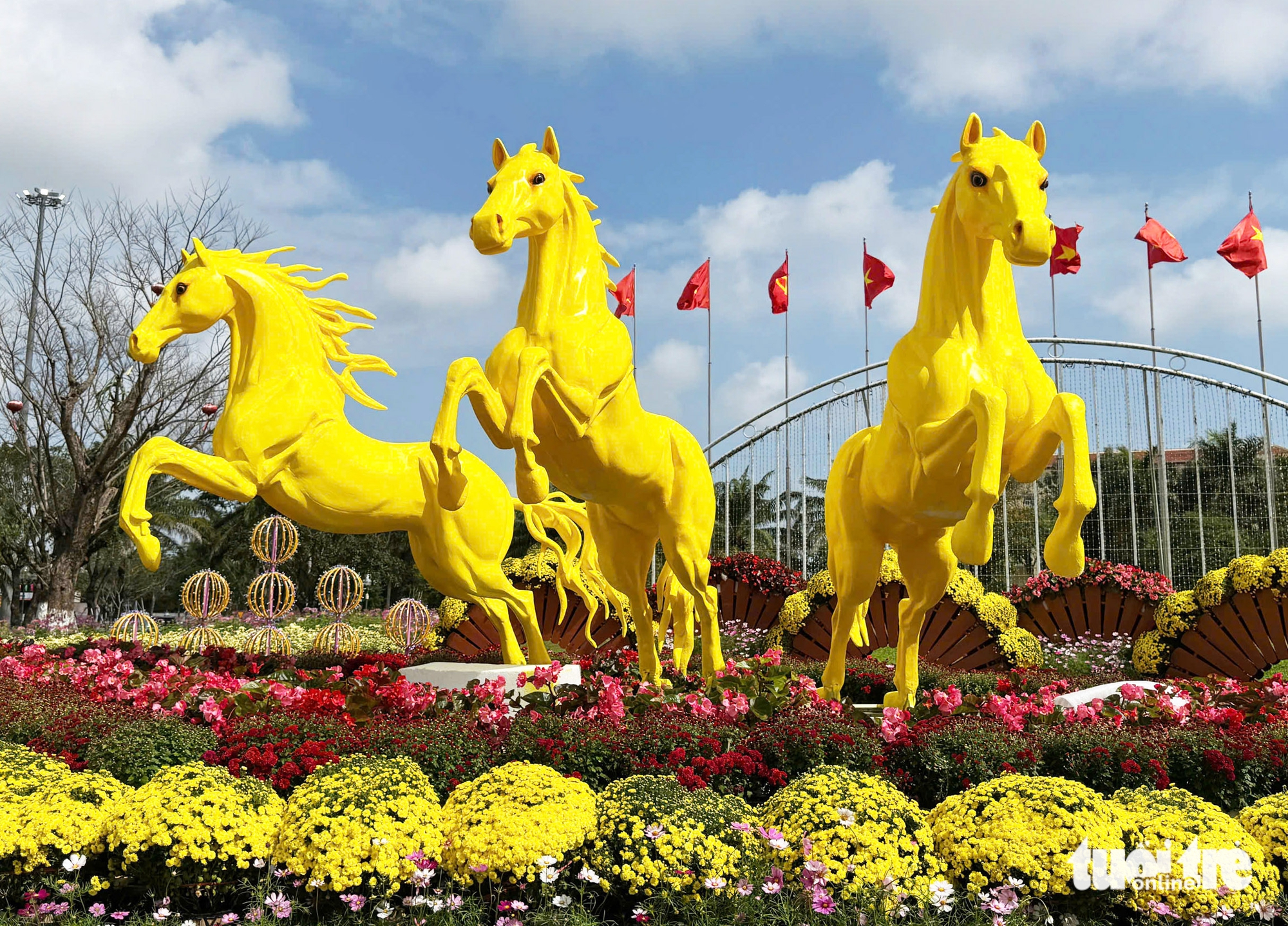 Người dân check-in bộ ba ngựa vàng 'Tam mã phi thiên' - Ảnh 1.