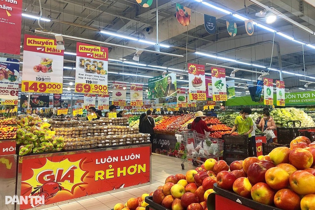 Người dân dè dặt sắm Tết, siêu thị dồn dập giảm giá - 1