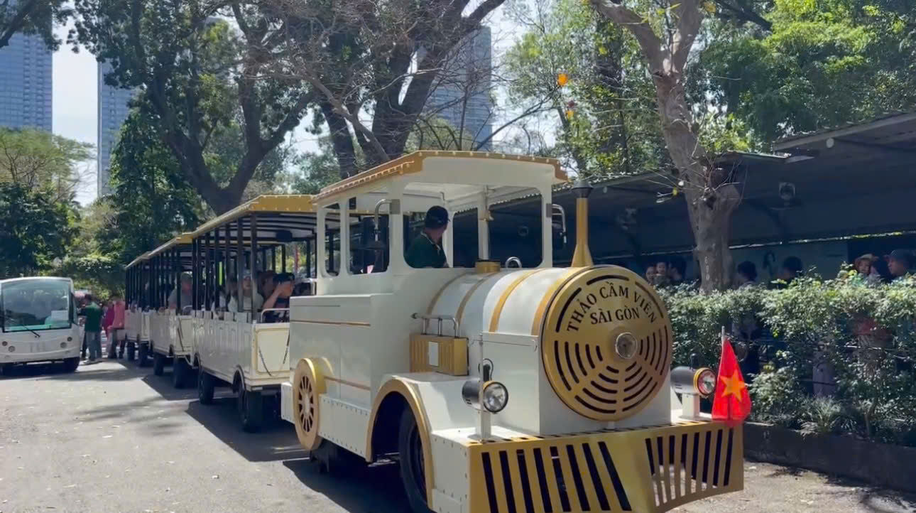 Người dân đổ xô về Thảo Cầm Viên mùng 2 Tết Bính Ngọ- Ảnh 1.