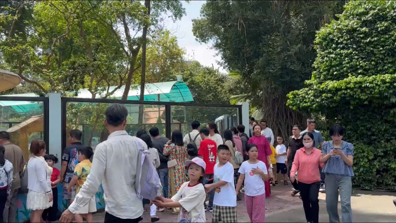 Người dân đổ xô về Thảo Cầm Viên mùng 2 Tết - Ảnh 1.