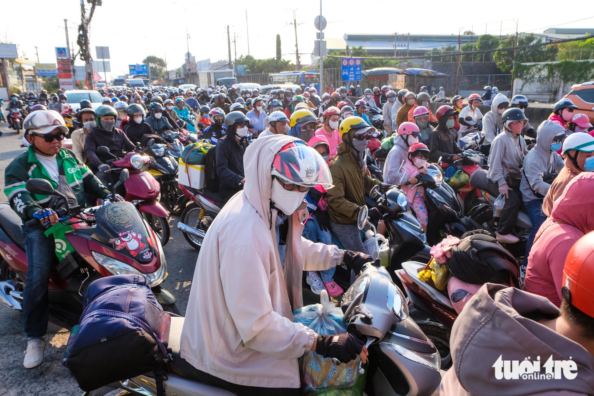 Người dân lỉnh kỉnh đồ đạc trên xe trở lại TP.HCM sau kỳ nghỉ Tết 1 Tết - Ảnh 1.