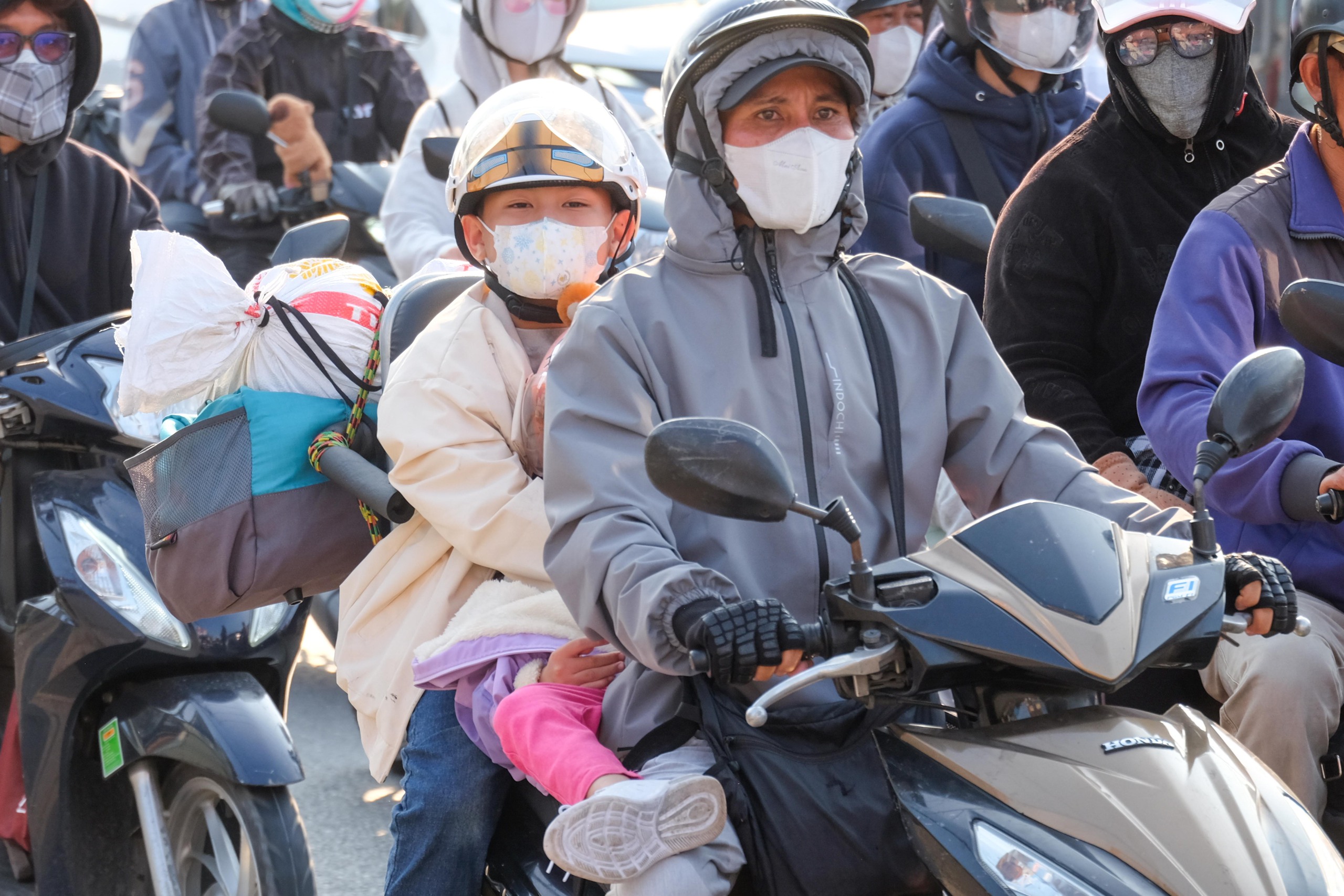 Người dân lỉnh kỉnh đồ đạc trên xe trở lại TP.HCM sau kỳ nghỉ Tết 6 Tết - Ảnh 6.