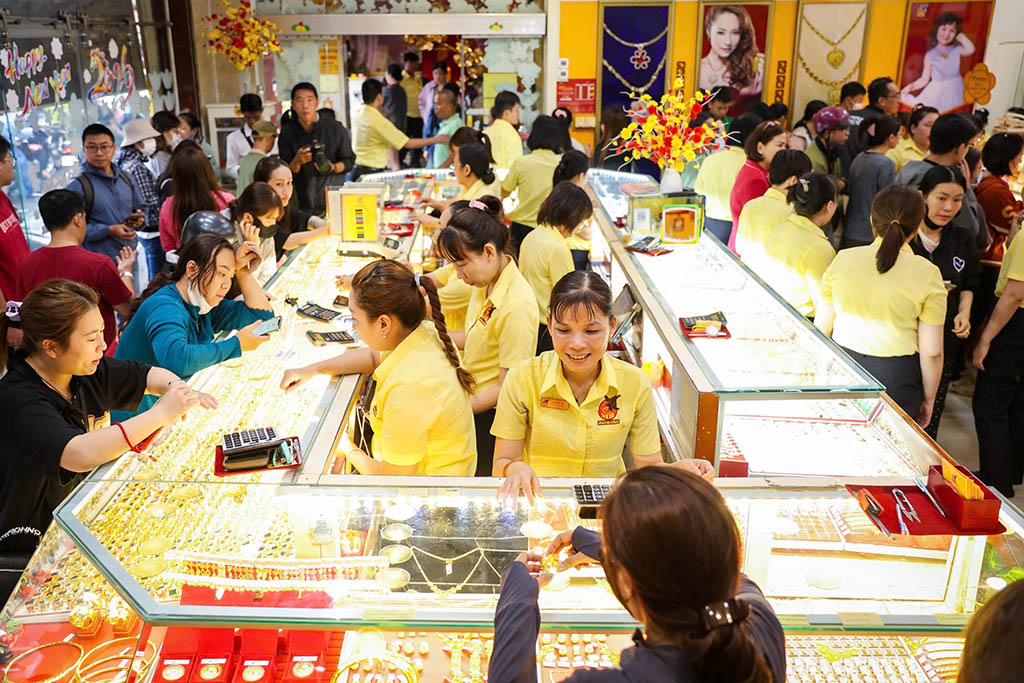 Người dân mua vàng, cổ phiếu... ngày vía Thần tài- Ảnh 1.