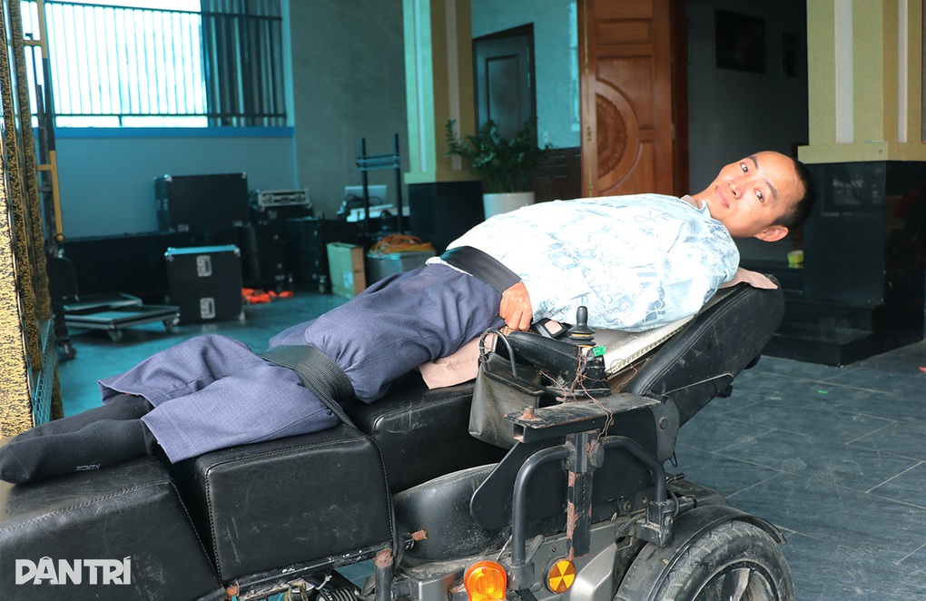 Người đàn ông Nghệ An nằm ngửa như khúc gỗ cưới vợ, xây nhà tiền tỷ - 1