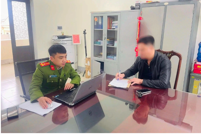 Người đàn ông lái 2 ô tô chặn xe khác, khoe nhiều quan hệ: Bất ngờ danh tính- Ảnh 1.