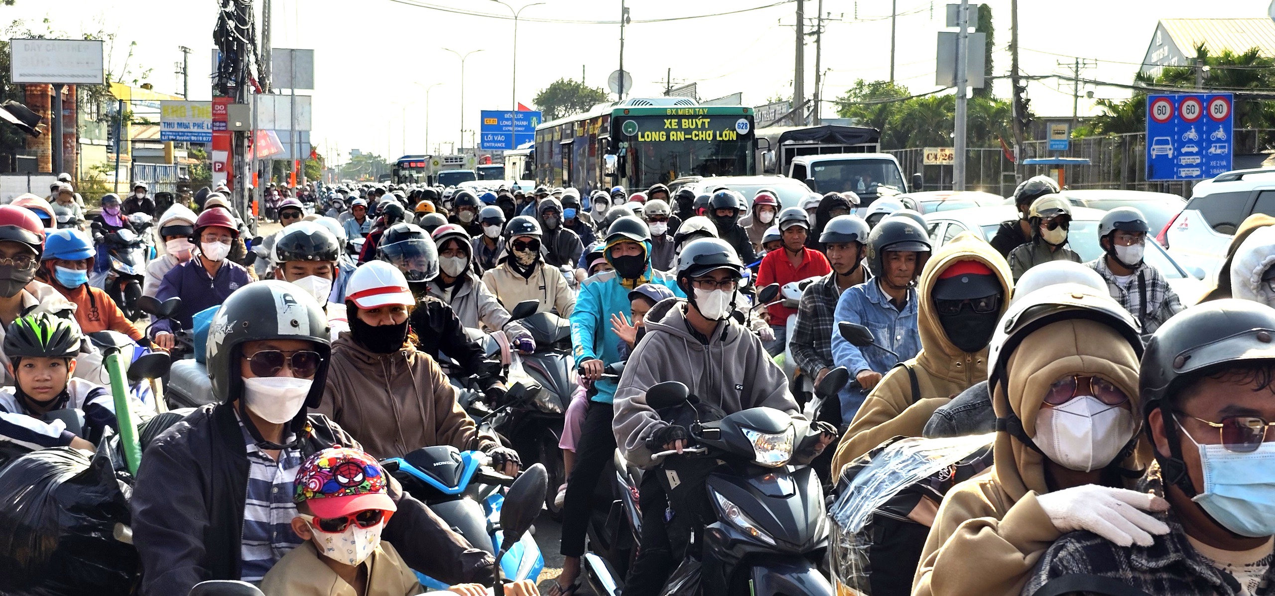 Người đàn ông dọn đường an toàn cho dòng người trở về TP . HCM sau tết 2026 - Ảnh 1.