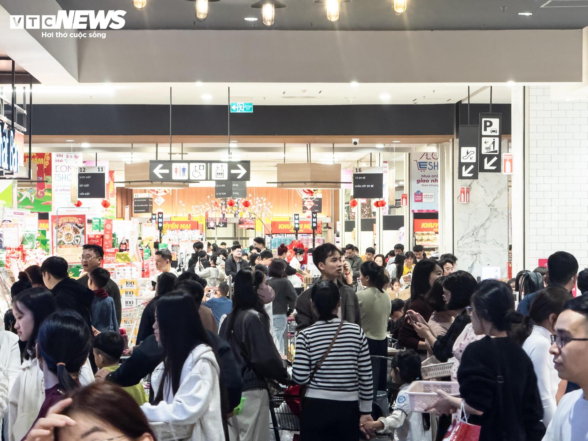 Người dân ùn ùn mua sắm Tết, siêu thị ở Hà Nội 'không lối thoát'- Ảnh 1.
