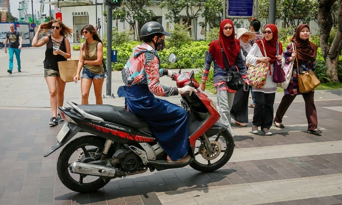 'Người đi bộ - kẻ yếu thế trên đường' 1 Nguoi di bo ke yeu the tren duong.webp