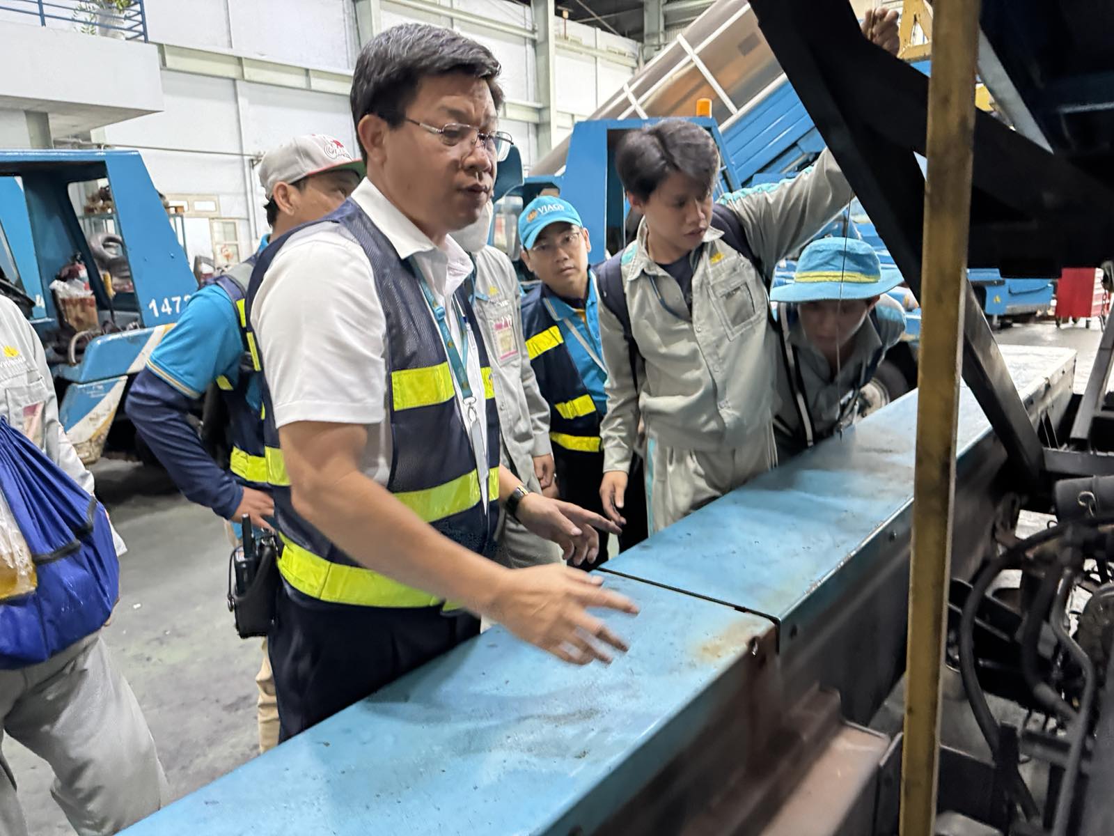 Người giữ nhịp trên sân đỗ máy bay 1 Người giữ nhịp trên sân đỗ máy bay - Ảnh 1.