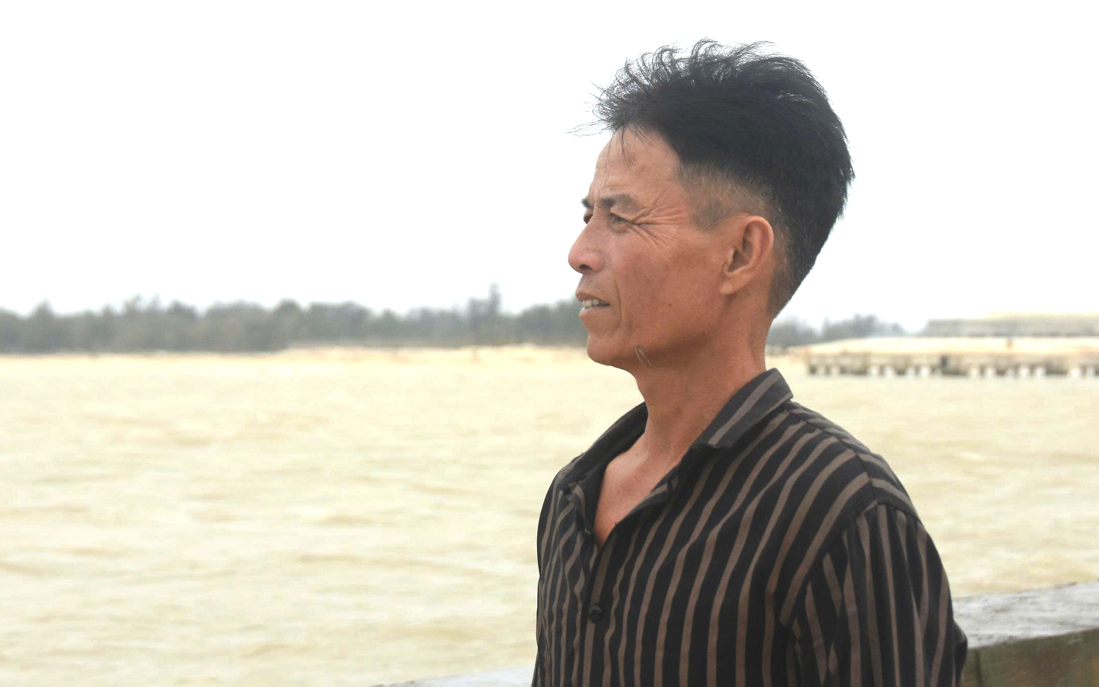 Người hùng Võ Văn Dũng trên biển Cửa Việt cứu nạn tàu cá năm 2025 - Ảnh 1.