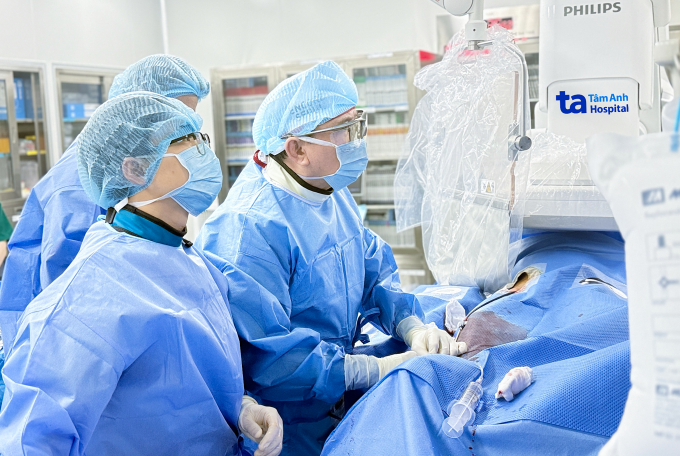 Bác sĩ can thiệp bít dù thông liên nhĩ cho bệnh nhân lớn tuổi. Ảnh: Bệnh viện Đa khoa Tâm Anh