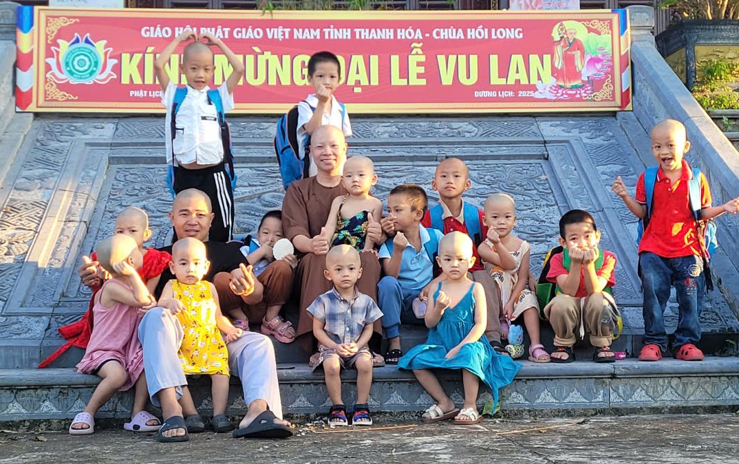 Nguoi me cua hang chuc dua tre mo coi o