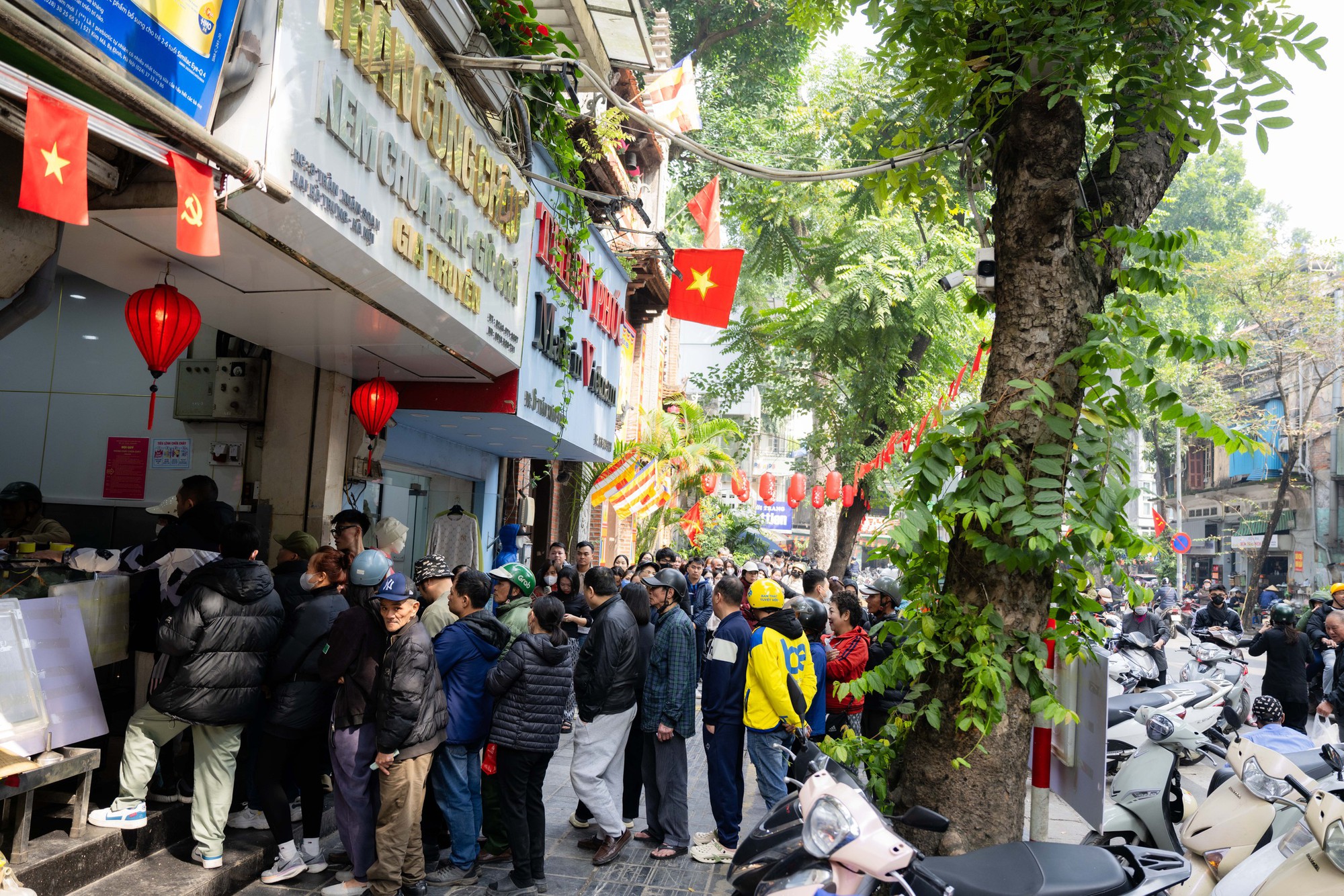 Xếp hàng cả trăm mét mua nem chua ở Hà Nội: Người phải chờ 50 khách, kẻ được 