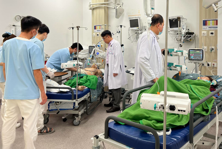 Các bác sĩ cấp cứu 2 bệnh nhân ngừng tim. Ảnh: BSCC.