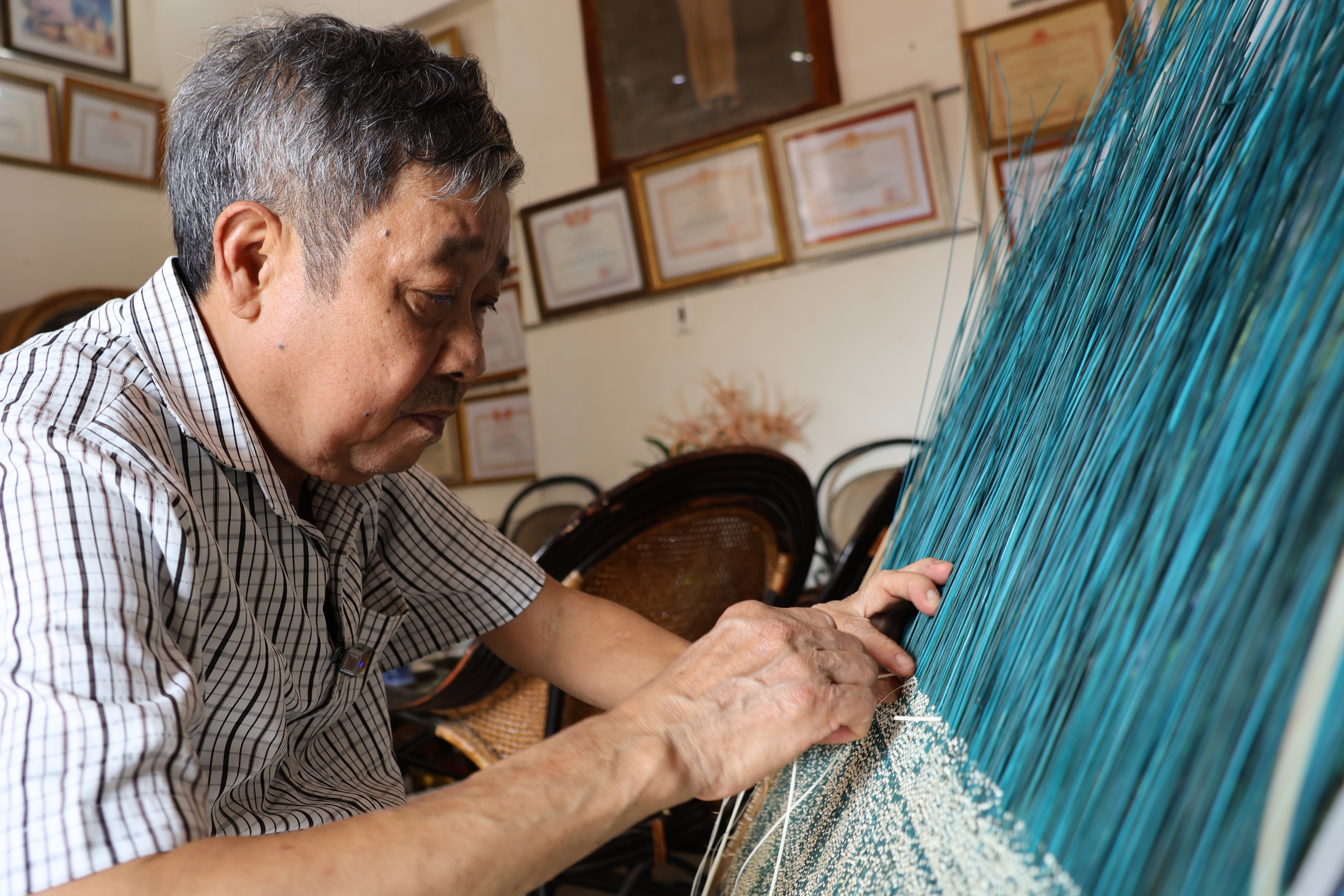 Nghệ nhân nhân dân Nguyễn Văn Trung: Người tạo chân dung Bác Hồ bằng mây tre đan - Ảnh 1.