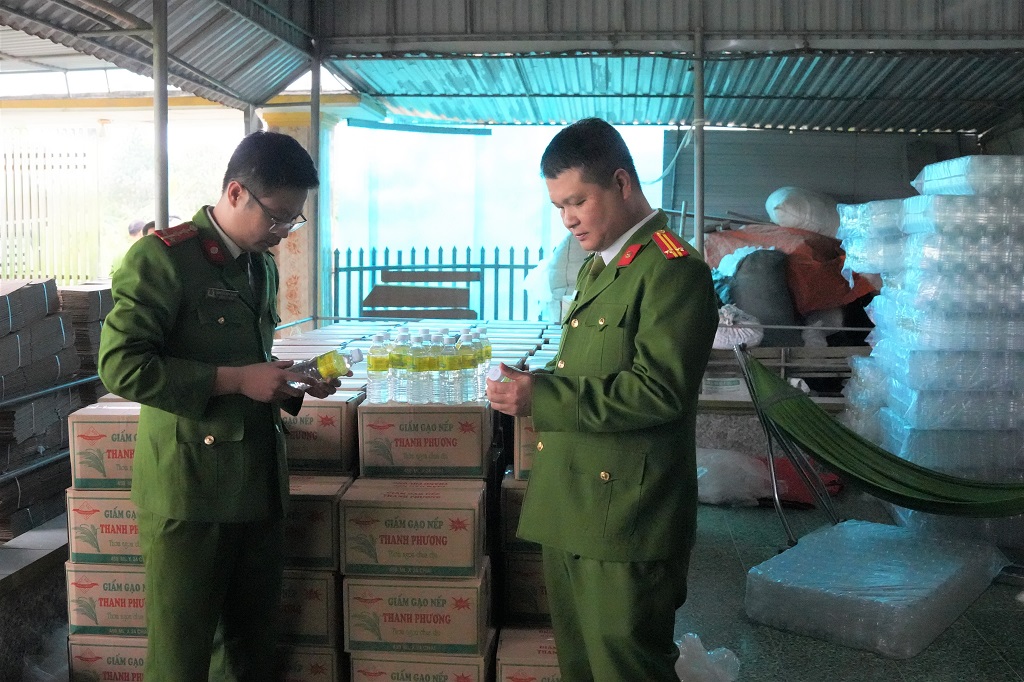 Triệt phá đường dây sản xuất hơn 60.000 lít giấm giả từ axit công nghiệp: Nguy cơ khôn lường cho sức khỏe người tiêu dùng- Ảnh 2.